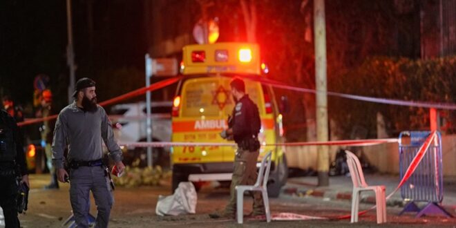 صواريخ الحوثيين تدخل المعركة وتستهدف ديمونة.. وترامب يعلن “نهاية” نظام طهران