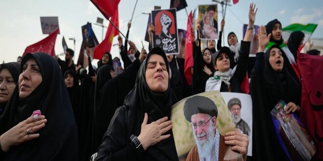 موكب تشييع خامنئي يجوب شوارع طهران وقتلى في غارات إسرائيلية على لبنان.. فيديو